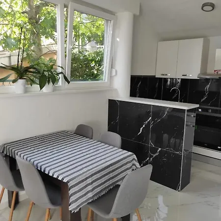 Apartments Pomalo Guest house *