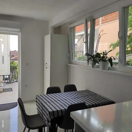 Apartments Pomalo Guest house *