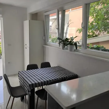 Apartments Pomalo Guest house
