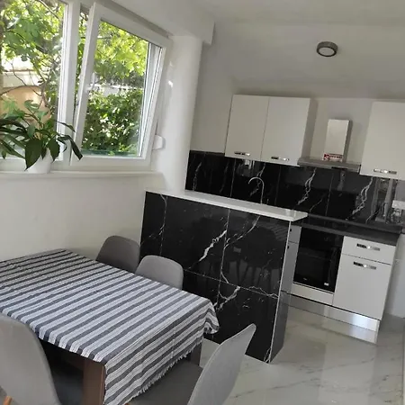 Apartments Pomalo Guest house