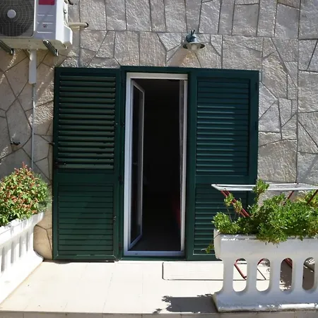 Guest house Apartments Pomalo Makarska