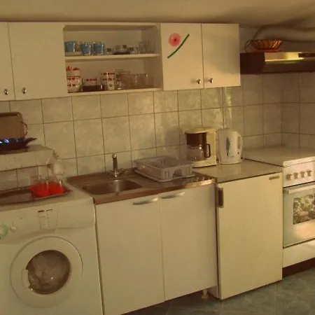 Apartments Pomalo Guest house *