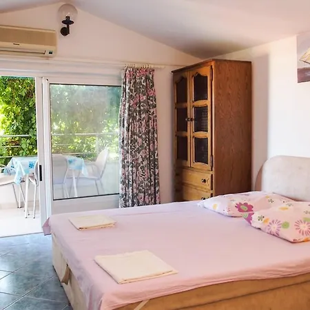 Guest house Apartments Pomalo Makarska