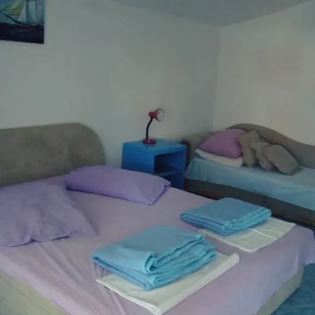 Apartments Pomalo Guest house