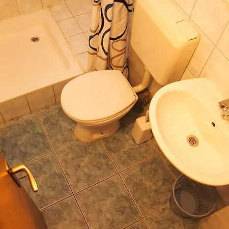 Apartments Pomalo Guest house