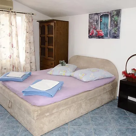 Guest house Apartments Pomalo Makarska