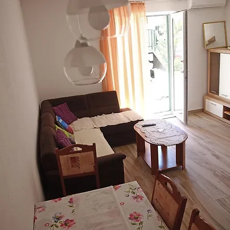 Apartments Pomalo Guest house