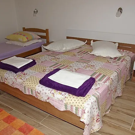 Apartments Pomalo Guest house