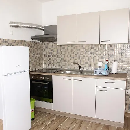 Apartments Pomalo Guest house *