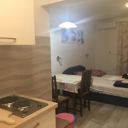 Apartments Pomalo Guest house *