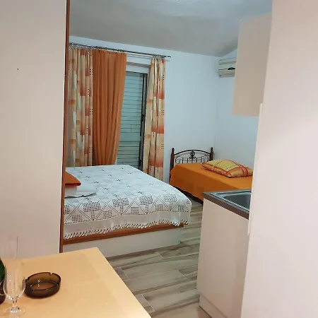 Apartments Pomalo Guest house