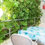 Apartments Pomalo بيت ضيافة