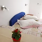 Apartments Pomalo بيت ضيافة