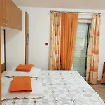 Apartments Pomalo بيت ضيافة 3*