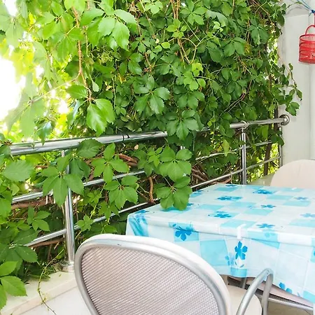 Apartments Pomalo بيت ضيافة
