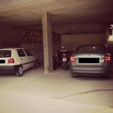 Apartments Pomalo بيت ضيافة 3*